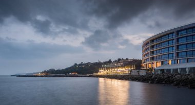 Odessa, Ukrayna - 27.07.2018. Bir yaz akşamı büyük Çeşme 10 İstasyonu Maristella deniz evi. Panorama görünüm.