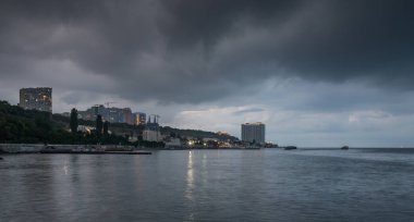 Odessa, Ukrayna - 27.07.2018. Bir yaz akşamı büyük Çeşme 10 İstasyonu Maristella deniz evi. Panorama görünüm.
