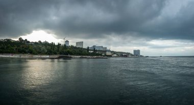 Odessa, Ukrayna - 27.07.2018. Bir yaz akşamı büyük Çeşme 10 İstasyonu Maristella deniz evi. Panorama görünüm.