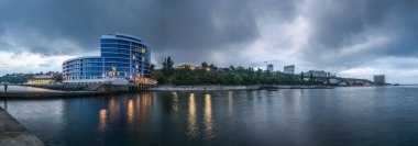 Odessa, Ukrayna - 27.07.2018. Bir yaz akşamı büyük Çeşme 10 İstasyonu Maristella deniz evi. Panorama görünüm.