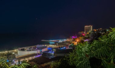 Odessa, Ukrayna - 08.08.2018. Panoramik Arcadia city Beach sıcak yaz geceleri. Ünlü turistik yer Ukrayna'da