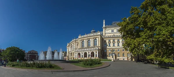 敖德萨 乌克兰 2018 乌克兰国立歌剧院和芭蕾舞学院 夏日清晨全景 — 图库照片