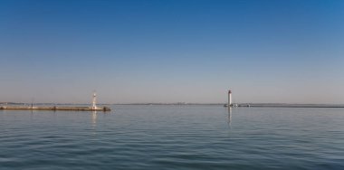 Odessa port, Ukrayna deniz gates bir güneşli yaz günü de liman girişinde deniz feneri