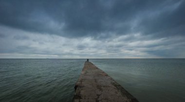 Odessa, Ukrayna - 09.09.2018. Odessa, Ukrayna, Otrada Beach'te bir kasvetli yaz sabah. Güneş doğanakadar deniz üzerinde kara bulutlar asperatus.