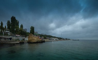 Odessa, Ukrayna - 09.09.2018. Odessa, Ukrayna, Otrada Beach'te bir kasvetli yaz sabah. Güneş doğanakadar deniz üzerinde kara bulutlar asperatus.