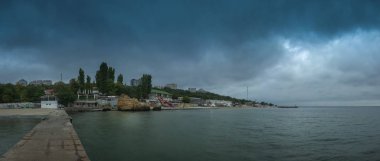 Odessa, Ukrayna - 09.09.2018. Odessa, Ukrayna, Otrada Beach'te bir kasvetli yaz sabah. Güneş doğanakadar deniz üzerinde kara bulutlar asperatus.