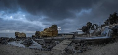 Denize kadar şafak karanlık ve kasvetli bulutlar asperatus.