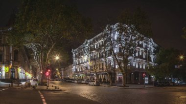 Odessa, Ukrayna - 09.09.2018. Bir yaz gecesi Odessa şehrin tarihi merkezinde lüks otel Bristol