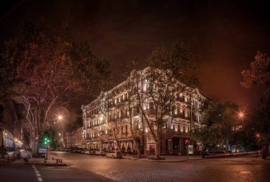 Odessa, Ukrayna - 09.09.2018. Bir yaz gecesi Odessa şehrin tarihi merkezinde lüks otel Bristol