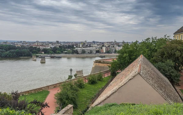 Panoramatický Výhled Pevnosti Petrovaradin Novi Sad Srbsko Zamračeným Letním Dni — Stock fotografie