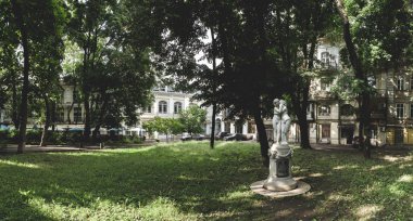 Odessa, Ukrayna - 09.12.2018. Panoramik Odessa şehir meydanında Palais-Royal güneşli yaz sabahı