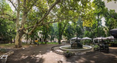 Odessa, Ukrayna - 09.12.2018. Panoramik Odessa şehir meydanında Palais-Royal güneşli yaz sabahı