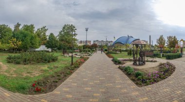 Yuzhne, Ukrayna - 09.03.2018. Yujni, Odessa il Ukrayna'nın Karadeniz kıyısında liman şehri içinde sahte Heykel Bahçe.