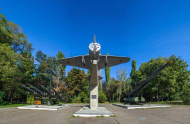 Odessa, Ukrayna - 09.18.2018. Odessa kahramanca savunmak için bir güneşli yaz günü Memorial. Kıyı topçu No 411