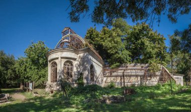Ukrayna, Odessa 'da terk edilmiş eski bir Chkalov sanatoryumu, güneşli bir yaz gününde.