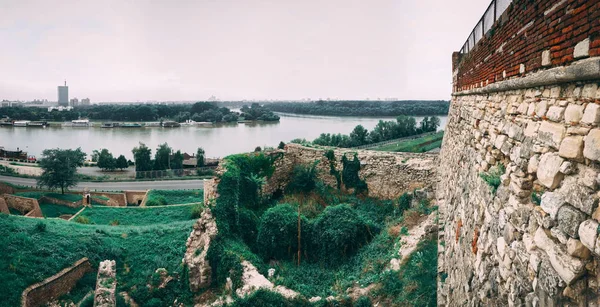 夏の曇りの日にセルビアのベオグラード要塞とKalemegdanからドナウ川とサヴァ川のパノラマビュー — ストック写真