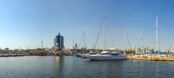 Odessa ウクライナ 2018 夏の晴れた日にウクライナのオデッサのヨット駐車場と港のパノラマビュー — ストック写真