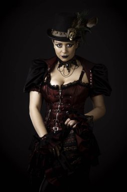 Steampunk ya da Retro tarzında Genç Bir Kadının Duygusal Portresi. Stüdyo çekimi. Siyah Arkaplanda Model