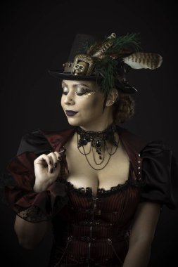 Steampunk ya da Retro tarzında Genç Bir Kadının Duygusal Portresi. Stüdyo çekimi. Siyah Arkaplanda Model