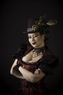 Steampunk ya da Retro tarzında Genç Bir Kadının Duygusal Portresi. Stüdyo çekimi. Siyah Arkaplanda Model