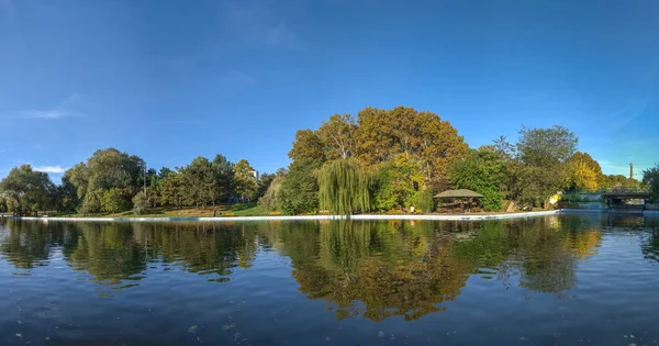 ウクライナのオデッサ 2018 晴れた秋の日にオデッサ ビクトリー公園の大きな池 — ストック写真