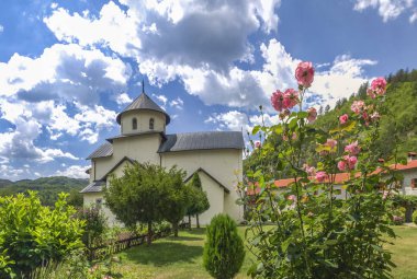 Kolasin, Karadağ - 07.16.2018. Ortodoks manastırı Moraca. Karadağ 'da turistleri ziyaret etmek için en popüler yerlerden biri.