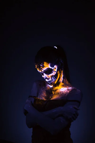 Cara Niña Pintada Colores Fluorescentes Parece Neon Glowing Skull — Foto de Stock