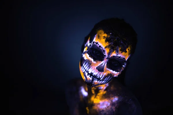 Cara Niña Pintada Colores Fluorescentes Parece Neon Glowing Skull — Foto de Stock