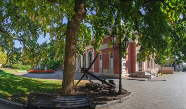 Odessa, Ukrayna - 09.25.2018. Tiyatro Meydanı, güneşli bir günde Ukrayna 'nın Odessa kentinin en popüler turistik mekanı.