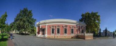 Odessa, Ukrayna - 09.25.2018. Tiyatro Meydanı, güneşli bir günde Ukrayna 'nın Odessa kentinin en popüler turistik mekanı.