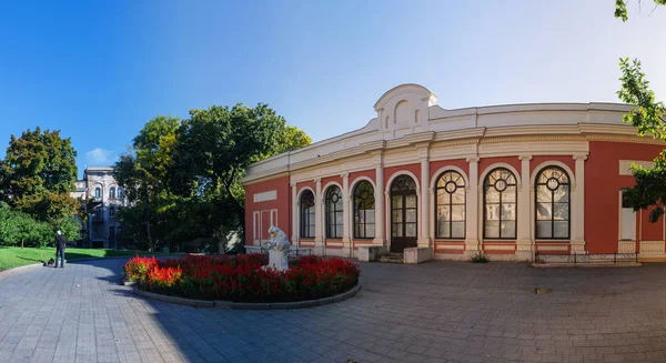 Odessa, Ukrayna - 09.25.2018. Tiyatro Meydanı, güneşli bir günde Ukrayna 'nın Odessa kentinin en popüler turistik mekanı.