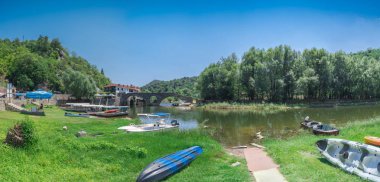 Skadar Gölü, Karadağ - 07.15.2018. Crnojevica Nehri üzerindeki Eski Köprü 'nün panoramik manzarası, Rijeka Crnojevica ve köprü yakınlarındaki turistik bölge, Rijeka Crnojevica.