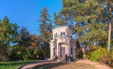 Uman, Ukrayna - 10.13.2018. Sophia Park 'taki Anti-Kirke Adası' nda muhteşem bir sonbahar zamanı.