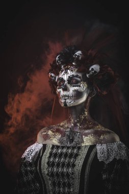 Sanatsal cadılar bayramı makyajlı ve saçında Sculls olan Santa Muerte Genç Kızı