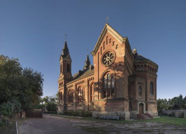 Nikolaev, Ukrayna - 10.06.2018. Nikolaev 'deki Katolik Kilisesi, güneşli bir günde