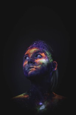 Kavramsal ışık ve parlak floresan renkler genç kızın yüzü
