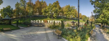 Ukrayna 'nın Odessa kentindeki İstanbul parkında güneşli bir sonbahar sabahı panoramik manzara