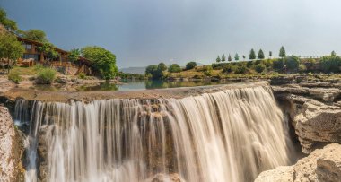 Karadağ 'daki Cievna Nehri üzerindeki Niagara Şelalesinin Panoramik Manzarası