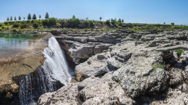 Karadağ 'daki Cievna Nehri üzerindeki Niagara Şelalesinin Panoramik Manzarası
