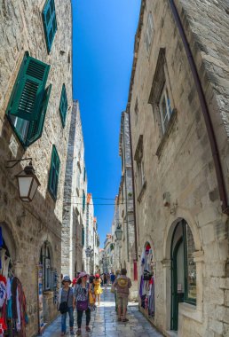 Dubrovnik, Hırvatistan - 07. - 13. 2018. Hırvatistan 'ın eski Dubrovnik kentinin sokakları güneşli bir yaz gününde.