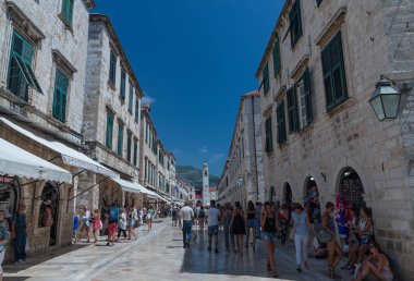 Dubrovnik, Hırvatistan - 07. - 13. 2018. Hırvatistan 'ın eski Dubrovnik kentinin sokakları güneşli bir yaz gününde.