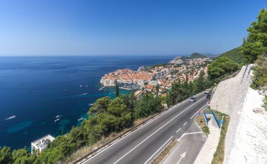 Hırvatistan 'ın Eski Kent ve Eski Dubrovnik Limanı' nın panoramik manzarası güneşli bir yaz gününde