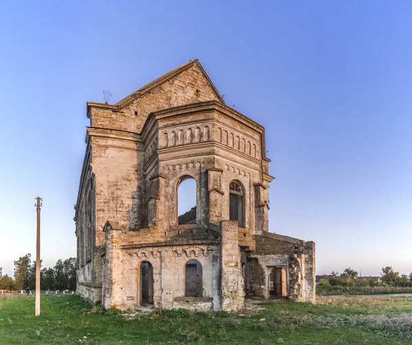 Заброшенный католический храм на Украине — стоковое фото