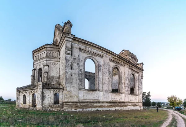 Заброшенный католический храм на Украине — стоковое фото