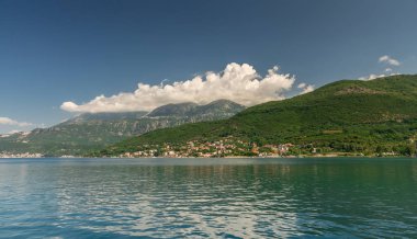 Karadağ'daki Kotor Körfezi kıyı köyleri.