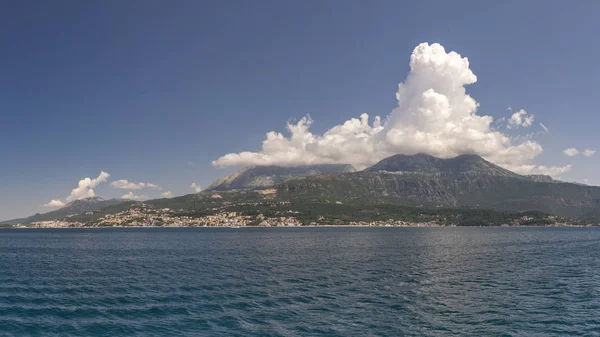 Villaggi sulla riva della Baia di Kotor in Montenegro . — Foto Stock