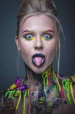 Kelebekler ile yaratıcı makyaj ile genç kız