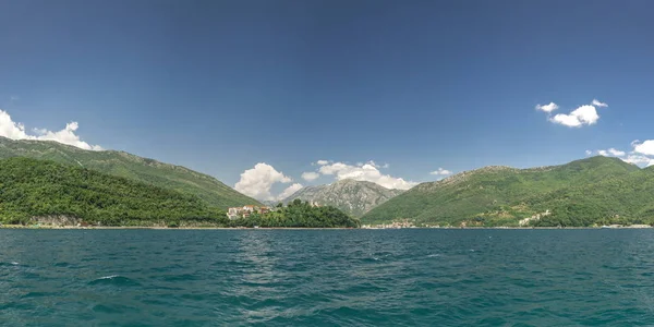 Kamenari-Lepetane Traghetto nella Baia di Kotor, Montenegro — Foto Stock