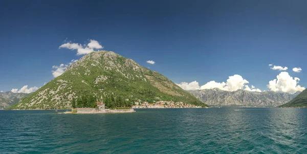 Kamenari-lepetane fähre in der bucht von kotor, montenegro — Stockfoto