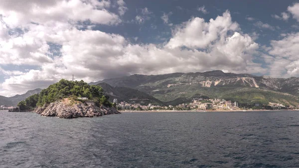 Gita in barca lungo la costa di Budva in Montenegro — Foto Stock